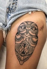 女生大腿上黑色点刺几何简单线条小动物猫头鹰纹身图片