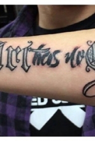 男生手臂上黑灰素描创意文艺花体英文精致纹身图片