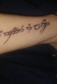 男生手臂上黑色线条素描文艺唯美花体字符纹身图片