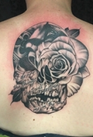女生后背上黑色点刺简单抽象线条花朵和骷髅纹身图片