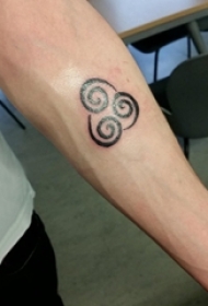 男生手臂上黑色线条创意云朵小图案纹身图片