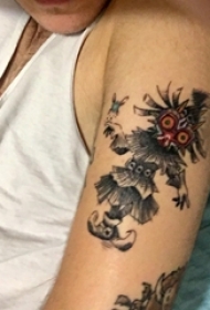 男生手臂上黑灰素描点刺技巧有趣卡通纹身图片