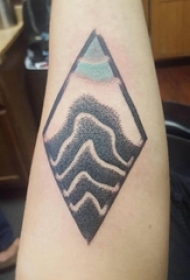 男生手臂上彩绘点刺技巧抽象线条创意几何元素纹身图片