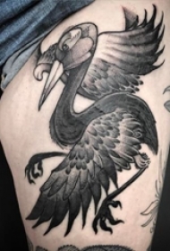 女生大腿上黑灰素描点刺技巧创意纹身图片