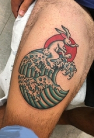 男生大腿上彩绘渐变几何抽象线条浪花和兔子纹身图片