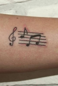 男生手臂上黑色线条文艺唯美精致音符纹身图片