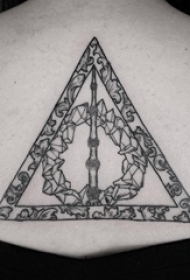 女生后背上黑灰点刺几何简单线条创意几何元素纹身图片