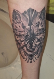 男生手臂上黑色点刺抽象线条创意小动物纹身图片