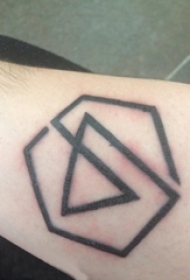 男生手臂上黑色线条几何元素精致纹身图片