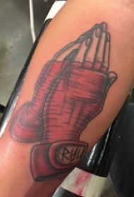 男生手臂上彩绘简单抽象线条祈祷之手纹身图片