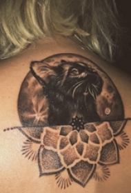 女生后背上黑色点刺几何简单线条花朵和猫咪纹身图片