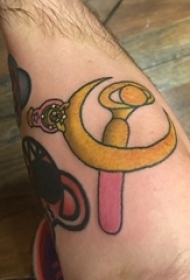 男生手臂上彩绘几何简单线条卡通魔杖纹身图片