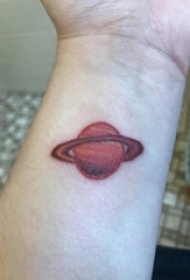 女生手腕上彩绘渐变几何简单线条星球纹身图片