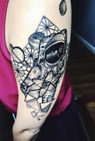 男生手臂上黑灰点刺几何简单线条星球和宇航员纹身图片