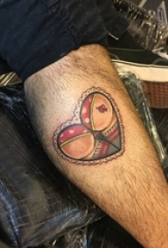 男生小腿上彩绘水彩素描创意有趣搞怪心形纹身图片