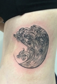 女生侧腰上黑灰点刺简单抽象线条浪花纹身图片