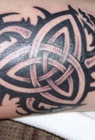 男生手臂上黑灰素描点刺技巧图腾纹身图片