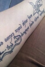 女生手臂上黑色线条创意有意义花体英文纹身图片