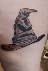 女生大腿上彩绘简单抽象线条分院帽纹身图片