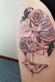 女生大腿上黑灰点刺几何简单线条千纸鹤和植物花朵纹身图片