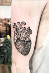 男生手臂上黑色点刺几何简单线条花朵和心脏纹身图片