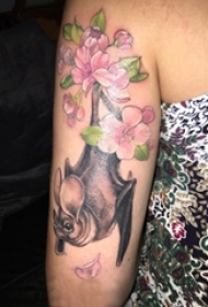 女生手臂上彩绘水彩素描创意唯美花朵动物纹身图片