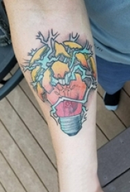 男生手臂上彩绘简单抽象线条裂痕灯泡纹身图片