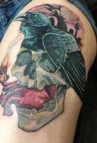 女生大腿上彩绘渐变抽象线条恐怖骷髅和乌鸦纹身图片