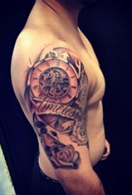 男生手臂上黑灰点刺简单线条英文和指南针纹身图片