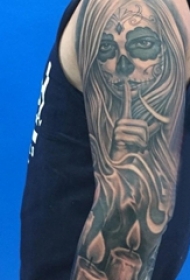 男生手臂上黑灰素描点刺技巧恐怖女生人物肖像纹身图片