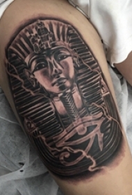 男生大腿上黑灰素描点刺技巧经典传统纹身图片