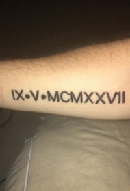 男生手臂上黑色线条创意文艺唯美花体英文纹身图片