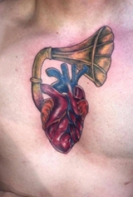 男生胸部彩绘渐变简单线条乐器和心脏纹身图片