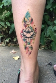 女生小腿上彩绘泼墨简单线条月亮和莲花纹身图片