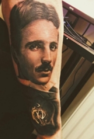 男生手臂上黑灰素描点刺霸气男生人物纹身图片