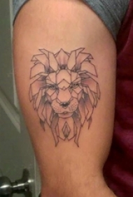 男生大臂上黑灰点刺几何简单线条小动物狮子纹身图片