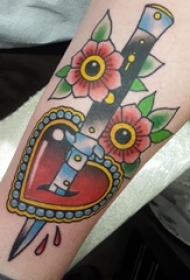 男生手臂上彩绘水彩素描创意心形霸气匕首纹身图片