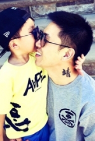 中国有嘻哈欧阳靖脖子上靖字纹身图片