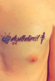 男生胸部彩绘几何简单线条钻石和英文单词纹身图片