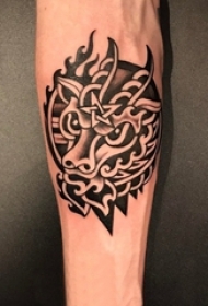 男生手臂上黑灰素描点刺技巧霸气龙图腾纹身图片