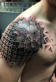 男生手臂上黑灰素描点刺技巧创意梵花纹身图片