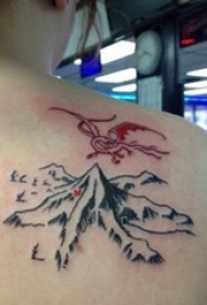男生后背上黑色点刺抽象线条山脉纹身图片