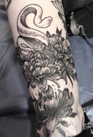 男生手臂上黑色素描创意文艺唯美花朵纹身图片