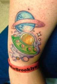 男生手臂上彩绘渐变几何线条星球和飞碟纹身图片