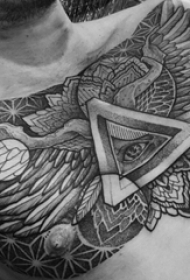 男生胸部黑色点刺简单线条翅膀和上帝之眼纹身图片