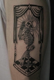 男生手臂上黑色线条恐怖骷髅纹身图片