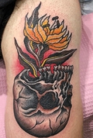男生手臂上彩绘渐变简单线条植物花朵和骷髅纹身图片