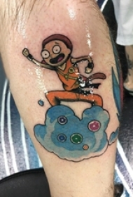 男生小腿上彩绘渐变几何线条卡通云朵和人物纹身图片