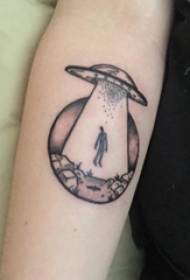 男生手臂上黑灰素描点刺技巧神秘外星星球纹身图片