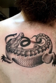男生胸部黑色点刺几何简单线条小动物蛇和鳄鱼纹身图片